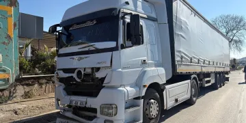 Tırın çarptığı hafif ticari araçta 3 kişi yaralandı