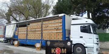 Tırın çarptığı hafif ticari araçta 3 kişi yaralandı