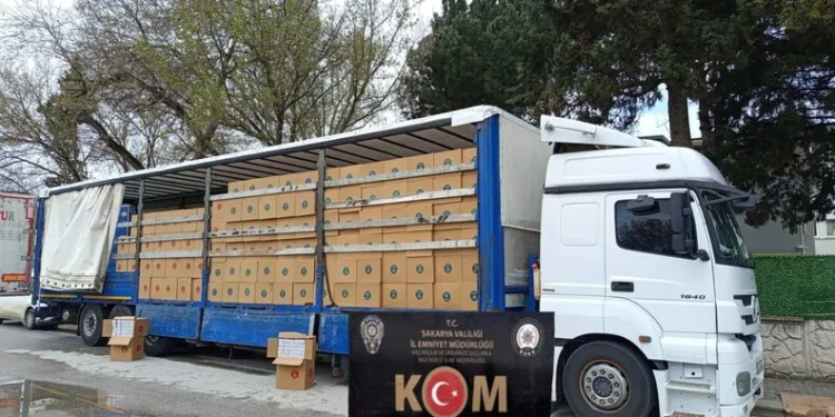Tırın çarptığı hafif ticari araçta 3 kişi yaralandı