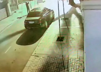 Tırın çarptığı hafif ticari araçta 3 kişi yaralandı