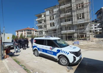 Tırın çarptığı hafif ticari araçta 3 kişi yaralandı