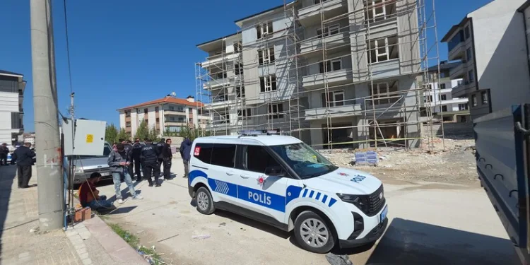 Tırın çarptığı hafif ticari araçta 3 kişi yaralandı