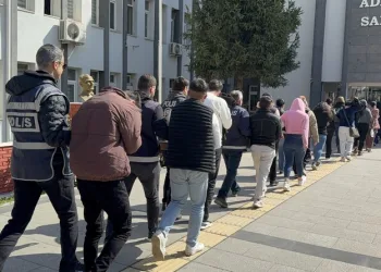 Tırın çarptığı hafif ticari araçta 3 kişi yaralandı