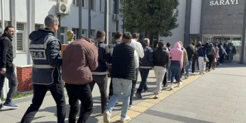 Tırın çarptığı hafif ticari araçta 3 kişi yaralandı