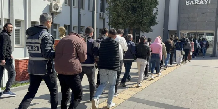 Tırın çarptığı hafif ticari araçta 3 kişi yaralandı