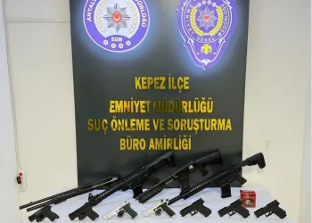 Tırın çarptığı hafif ticari araçta 3 kişi yaralandı