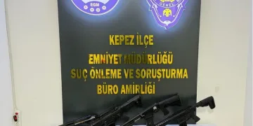 Tırın çarptığı hafif ticari araçta 3 kişi yaralandı