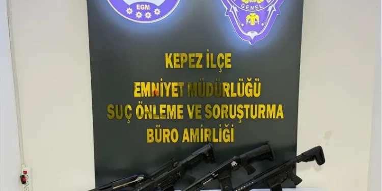 Tırın çarptığı hafif ticari araçta 3 kişi yaralandı