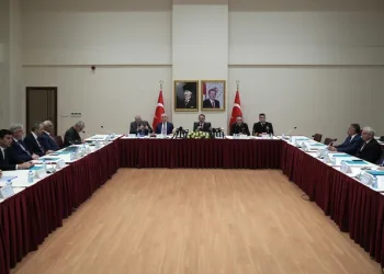Tırın çarptığı hafif ticari araçta 3 kişi yaralandı