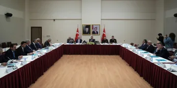 Tırın çarptığı hafif ticari araçta 3 kişi yaralandı