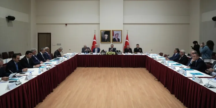 Tırın çarptığı hafif ticari araçta 3 kişi yaralandı