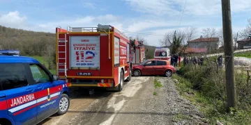 Tırın çarptığı hafif ticari araçta 3 kişi yaralandı
