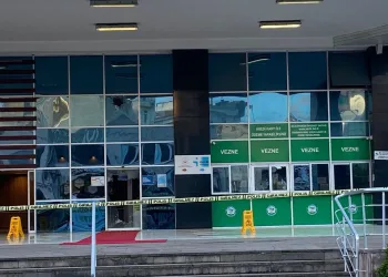 Tırın çarptığı hafif ticari araçta 3 kişi yaralandı