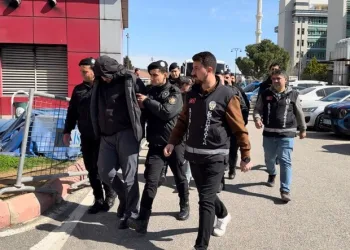 Tırın çarptığı hafif ticari araçta 3 kişi yaralandı