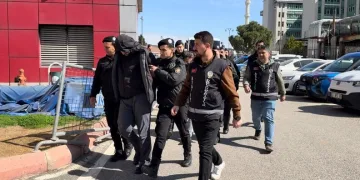 Tırın çarptığı hafif ticari araçta 3 kişi yaralandı