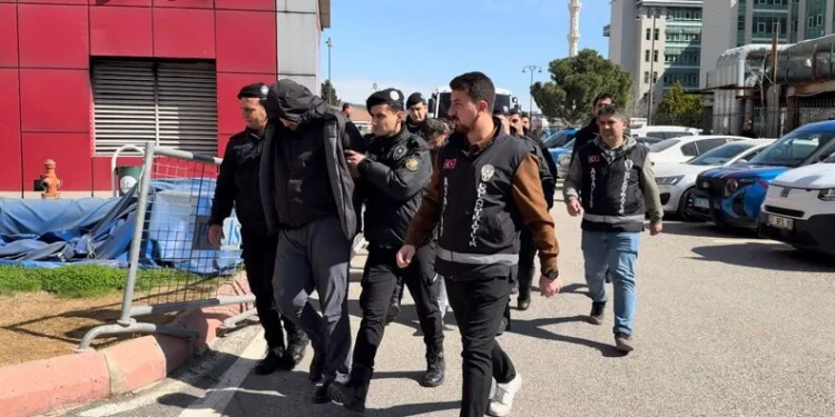 Tırın çarptığı hafif ticari araçta 3 kişi yaralandı