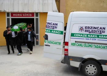 Tırın çarptığı hafif ticari araçta 3 kişi yaralandı
