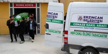 Tırın çarptığı hafif ticari araçta 3 kişi yaralandı