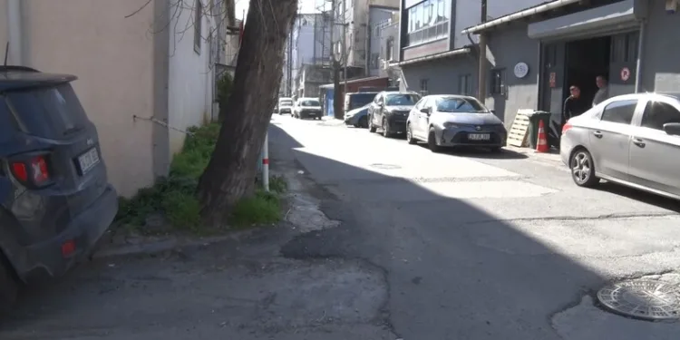 Tırın çarptığı hafif ticari araçta 3 kişi yaralandı