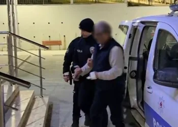Tırın çarptığı hafif ticari araçta 3 kişi yaralandı