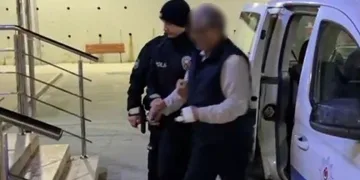Tırın çarptığı hafif ticari araçta 3 kişi yaralandı
