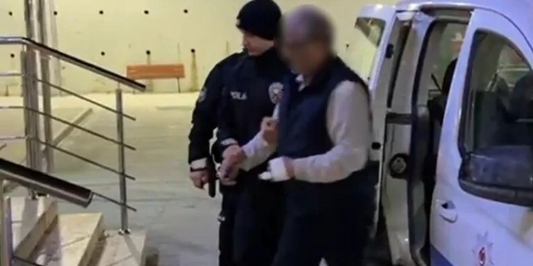 Tırın çarptığı hafif ticari araçta 3 kişi yaralandı
