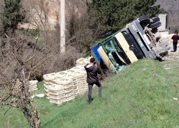 Tırın çarptığı hafif ticari araçta 3 kişi yaralandı