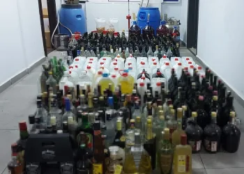 Ayvalık’ta kaçak içki ve uyuşturucudan 2 tutuklama