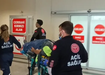 Antalya’da depoya inmek isterken düşen genç yaralandı