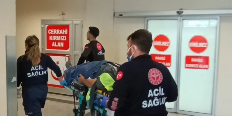 Antalya’da depoya inmek isterken düşen genç yaralandı