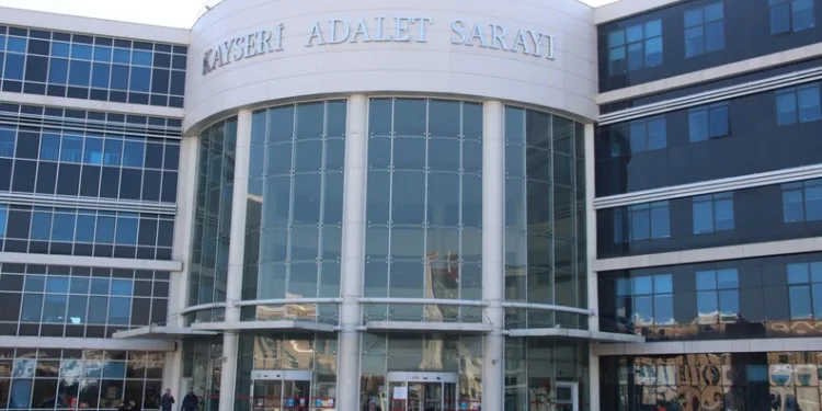 Antalya’da depoya inmek isterken düşen genç yaralandı