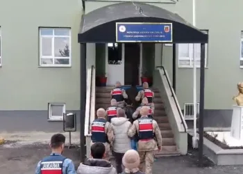 Antalya’da depoya inmek isterken düşen genç yaralandı