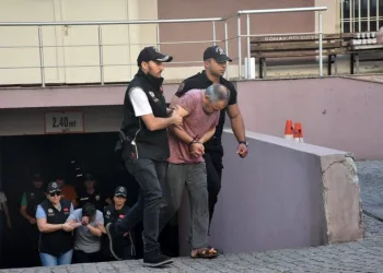 Antalya’da depoya inmek isterken düşen genç yaralandı