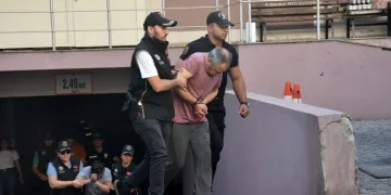 Antalya’da depoya inmek isterken düşen genç yaralandı