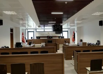 Antalya’da depoya inmek isterken düşen genç yaralandı