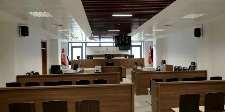 Antalya’da depoya inmek isterken düşen genç yaralandı