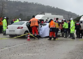 Antalya’da depoya inmek isterken düşen genç yaralandı