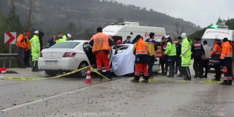 Antalya’da depoya inmek isterken düşen genç yaralandı