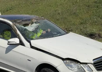 Antalya’da depoya inmek isterken düşen genç yaralandı