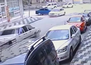 Antalya’da depoya inmek isterken düşen genç yaralandı