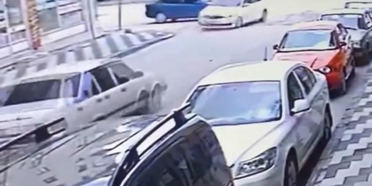 Antalya’da depoya inmek isterken düşen genç yaralandı