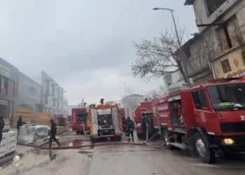 Midelerinde uyuşturucu sevkiyatı yapan 2 torbacı tutuklandı