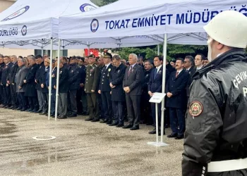 Midelerinde uyuşturucu sevkiyatı yapan 2 torbacı tutuklandı