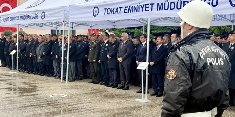 Midelerinde uyuşturucu sevkiyatı yapan 2 torbacı tutuklandı