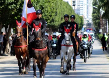 Midelerinde uyuşturucu sevkiyatı yapan 2 torbacı tutuklandı