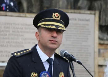 Midelerinde uyuşturucu sevkiyatı yapan 2 torbacı tutuklandı
