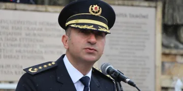 Midelerinde uyuşturucu sevkiyatı yapan 2 torbacı tutuklandı