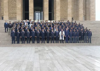 Midelerinde uyuşturucu sevkiyatı yapan 2 torbacı tutuklandı