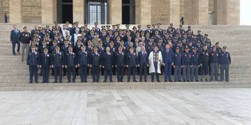 Midelerinde uyuşturucu sevkiyatı yapan 2 torbacı tutuklandı