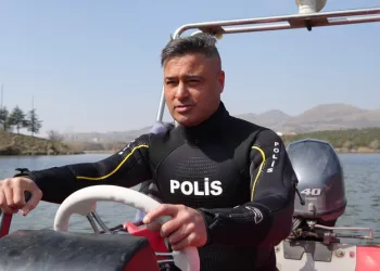 Midelerinde uyuşturucu sevkiyatı yapan 2 torbacı tutuklandı
